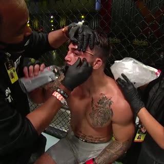 Угол Майка Перри во время поединка на UFC Вегас 4