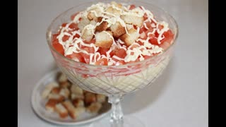 Слоеный салат с копченой курицей, сыром и помидорами