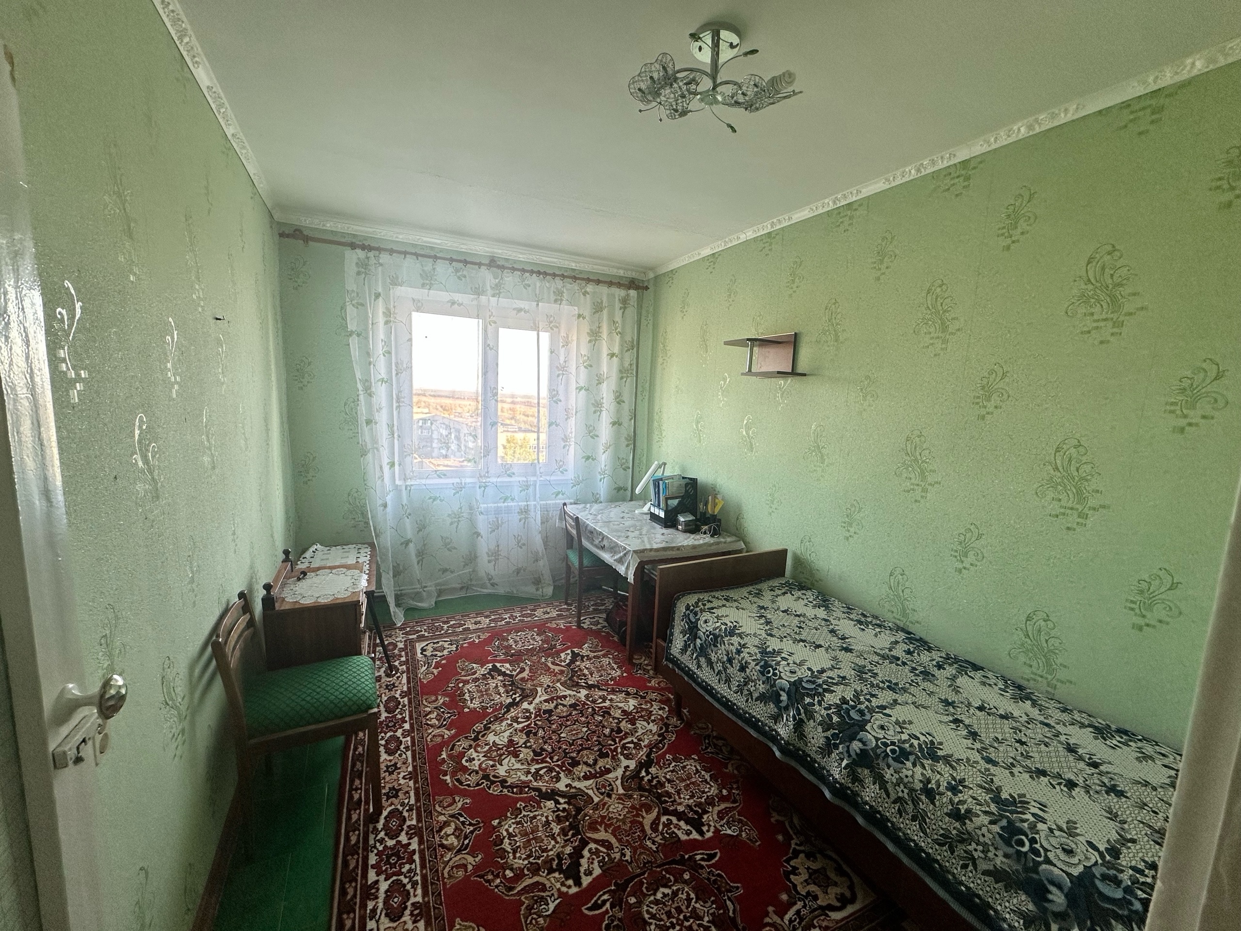 Продам 3-х комнатную квартиру на 9 этаже ( лифт работает ) Гагарина 5 В квартире автономное отопление, крыша не течет , большая кухня , раздельный санузел , состояние квартиры -жилое , мебель остается Цена 2 млн руб ( торг уместен ) Тел : +7 (959) 225-02-49 Продажа от Собственника...
