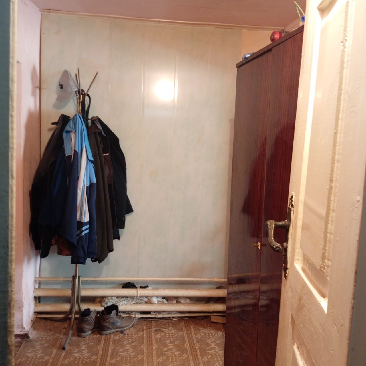 ‼Продам дом верхний Камброд ,ул.Жукова. Площадь дома 65 кв.м., земли - 4 сот. не приватизирована. Заезд на несколько автомобилей, гараж,подвал, хоз. постройки,3 комнаты . Газовый 1 контурный котел+газовая колонка, сливная яма. Окна м/п, Крыша в хорошем состоянии. , долгов нет. Цена: 3 000 000₽.Тел.+7(959)109-...