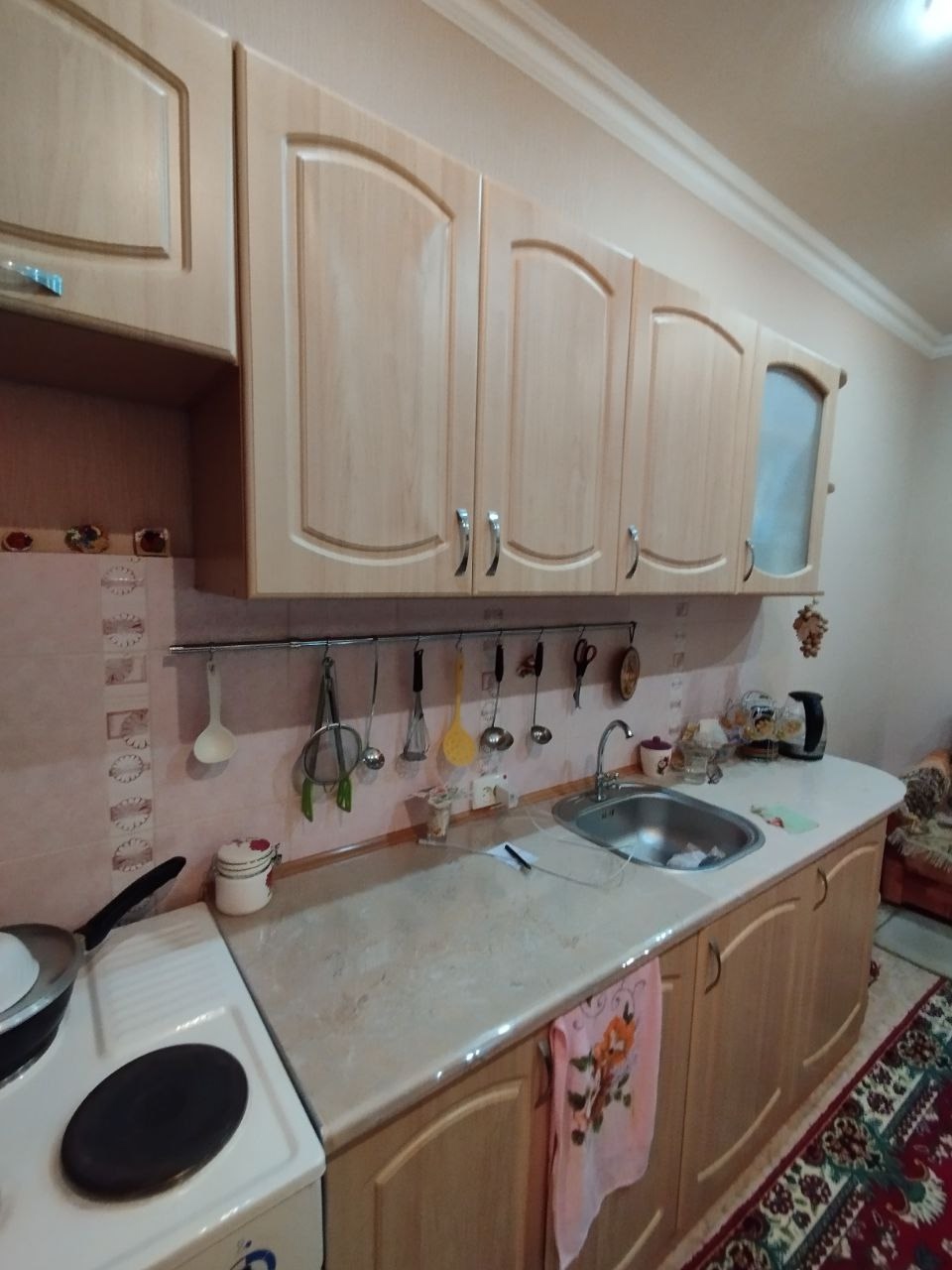 Продам 2-х комнатную квартиру на ул. Годуванцева 3/3 эт. общ. 50.8 кв. м. Квартира теплая, крышу меняют, потолок 3,3 метра подвесной, кухня 10 кв. м.с/у совместный кафель, кондиционер,бойлер, почти вся мебель остаётся, заходи и живи. Месторасположение хорошее: сквер Победы, школа, садик, колледж, транспорт, м...