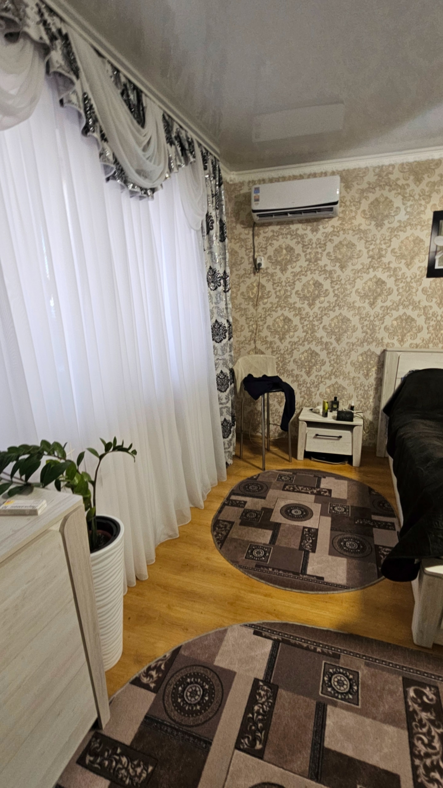 🏡Продаётся дом в Свердловске, ул. Меньжинского, напротив 10-й школы. 📐Площадь дома =98,3 метра. Добротный каменный дом, толстые стены 60 см, камень + газобетон пристройка. Формат: 2 спальни, зал, гостинная, кухня, сан.узел. 🛠Все окна металлопластиковые, тёплый пол. Натяжные потолки. Частично выполнен свежий р...