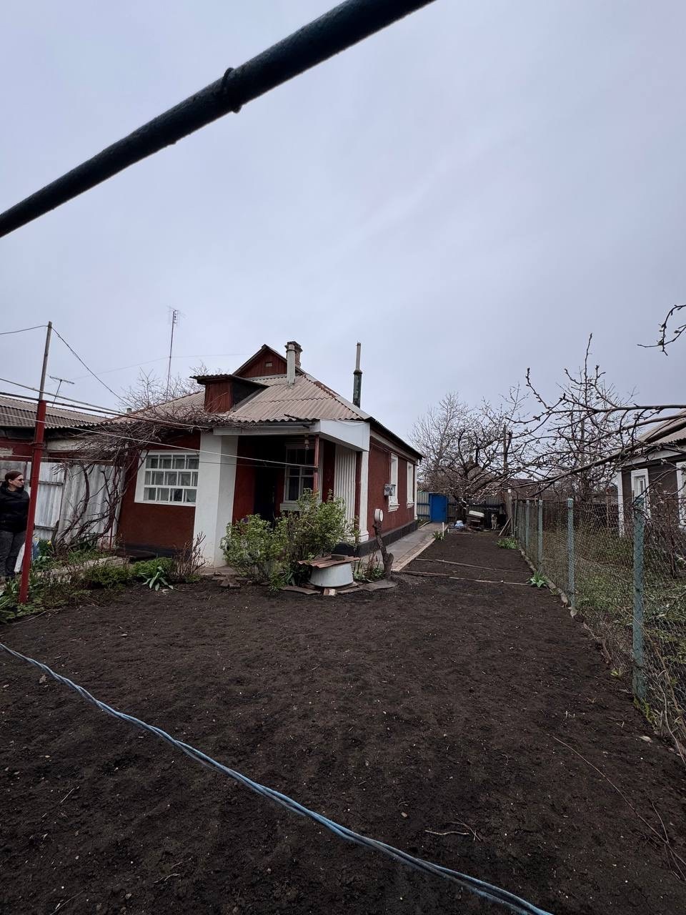 г. Алчевск 🏡 Продам полдома на ул. Крылова 📍 Р-н "Депо" — тихое, удобное место для жизни! 📐 Общая площадь: 50 м² 🌿 Участок: 3 сотки (приватизирован) 🏠 Жилое состояние — заезжай и живи! 🛁 Удобства в доме и на улице 🚿 Центральная вода, канализация — септик 🍳 Летняя кухня — для уютных семейных обедов! ...