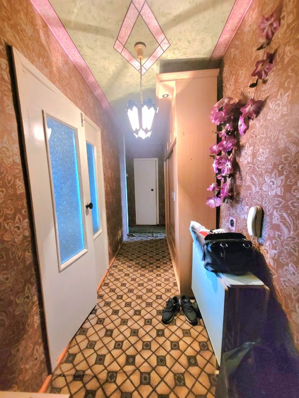 🏡 Продам 2-к квартиру в Станице Луганской (Новая Кондрашовка) 📍 5/5 этаж 🏠 Площадь: 52,2 м² 🔥 Автономное отопление 🔹 Ремонт крыши – 2025 г. 🔹 Окна м/п, радиаторы чугунные 🔹 Новая крыша 🔹 Комнаты изолированные, с/у раздельный 🔹 Жилое состояние (требует ремонта) мебель остаётся 🚶♂️ Рядом: магазины, школа, банк...
