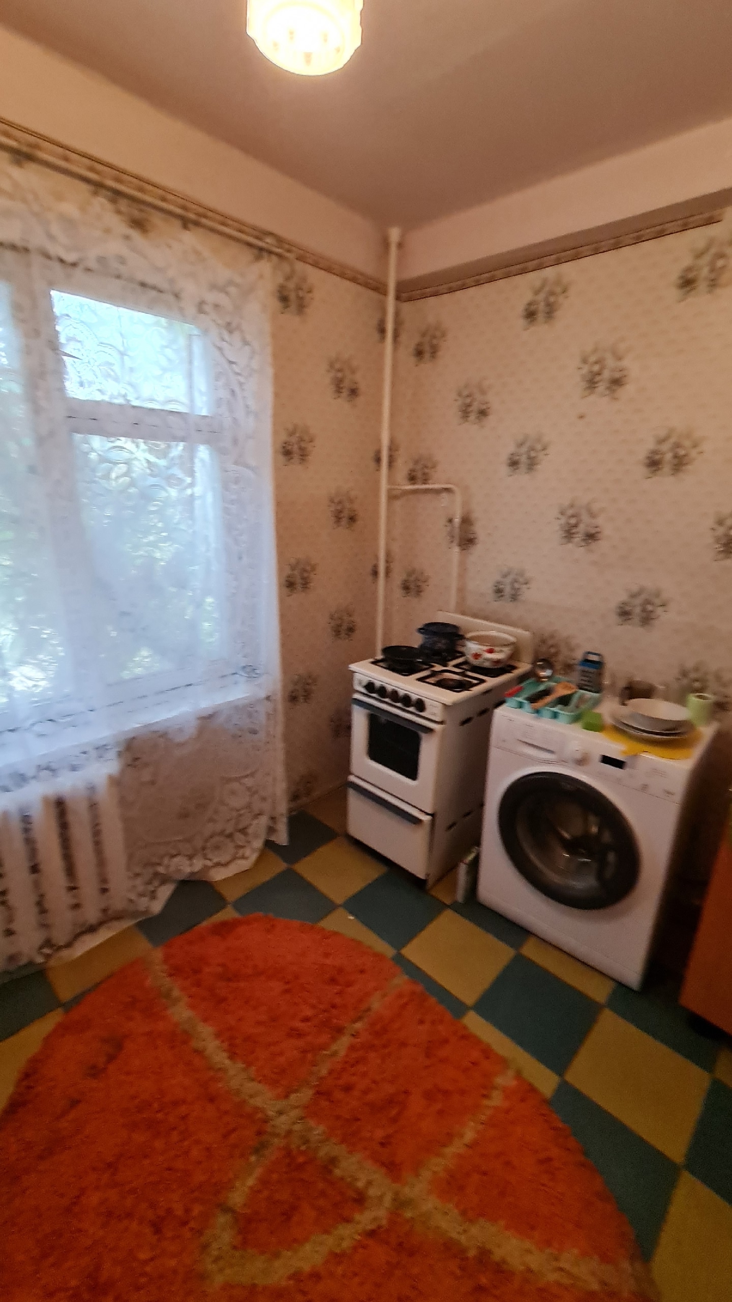 Продам 1-но комнатную квартиру в районе Кристалла. 4/9,не угловая,очень теплая квартира. ОП-31/6.Лифт работает.Есть парковка. Требуется ремонт. Цена 1,6 млн.руб. +79591245605 /МАХ/