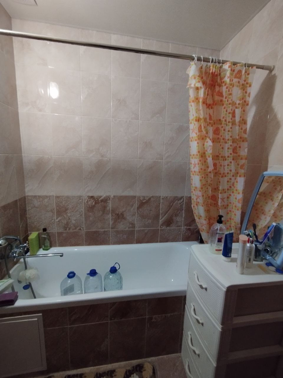 Продам 3-х комнатную квартиру на кв. Южный 9/9 эт. Дом кооперативный. Улучшенная планировка 70 кв. м. Квартира светлая и просторная, комнаты раздельные, м/п окна, с/у раздельные, балкон и лоджия, мебель и техника вся остаётся, лифт работает. Отличное месторасположение: школа, садик, магазины, транспорт. ✅ Цен...