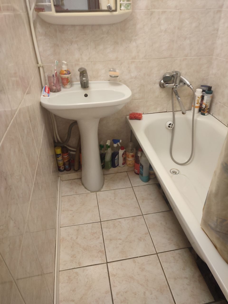 Продам 2-х комнатную квартиру улица Тульская , город Луганск, 3/5 эт., пл. 45 кв.м., кухня 6 кв.м., комнаты изолированные, хорошее жилое состояние, окна м/п, с/у раздельный, есть кладовая, балкон застеклен и утеплен, хорошее расположение, в шаговой доступности остановка, магазины, аптеки. Цена 5 200 000 руб. ...